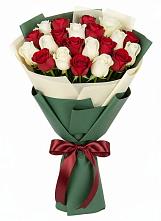 Букет Микс из красных и белых роз в Родниках Московской области