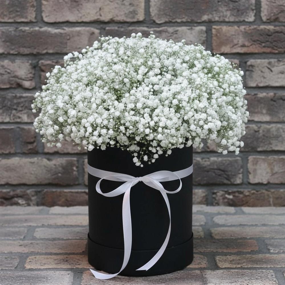 Цветочная композиция из Гипсофила в шляпной коробке в Родниках Московской области