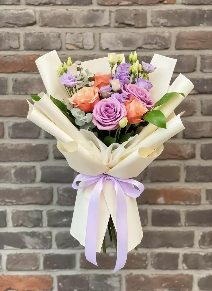 Букет цветов из: Лизиантусы и Розы в Родниках Московской области