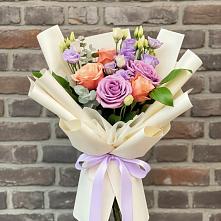 Букет цветов из:  Лизиантусы и Розы в Родниках Московской области