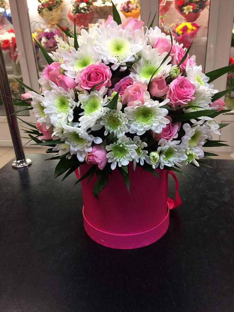 Цветочная композиция из Розы и Хризантемы в шляпной коробке в Родниках Московской области