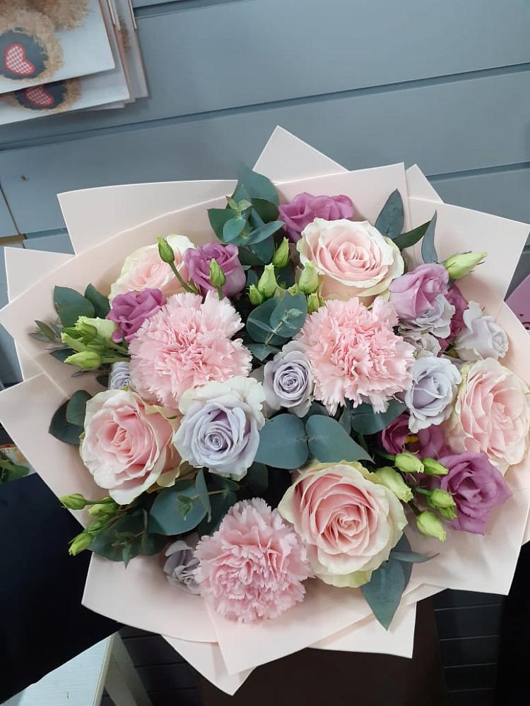 Букет цветов из: Розы, Гвоздики и Лизиантусы в Родниках Московской области