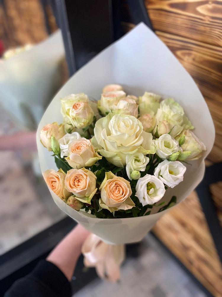 Букет цветов из: Розы и Лизиантусы в Родниках Московской области